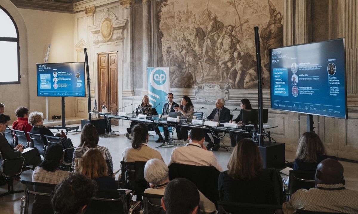Bologna Peacebuilding Forum — Visual identity for an international forum (16)